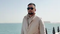 Teuku Wisnu menyebut gaya hidup sehat termasuk olahraga butuh komitmen. Saat komitmen menebal, maka sesibuk apapun, seseorang akan tetap olahraga. (Foto: Dok. Instagram @teukuwisnu)