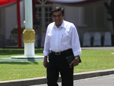 Jenderal TNI (Purn) Fachrul Razi tiba di Kompleks Istana Kepresidenan di Jakarta, Selasa (22/10/2019). Fachrul Razi datang mengenakan kemeja putih yang merupakan ciri khas para menteri di kabinet Jokowi. (Liputan6.com/Angga Yuniar)