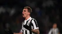 Mario Mandzukic mencetak gol pertama ketika Juventus menghadapi Crotone pada 26/11/2017 (AFP/Marco Bertorello)