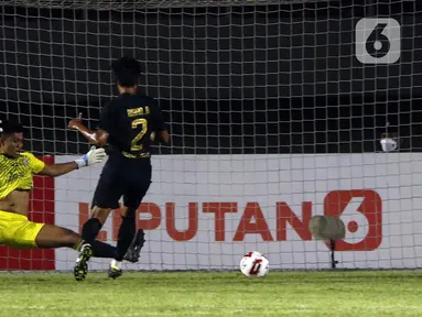 Pemain PSIS Semarang Riyan Ardiansyah (kanan) menendang bola ke gawang Arema FC yang membuahkan gol dalam pertandingan babak penyisihan Grup A Piala Menpora 2021 di Stadion Manahan, Solo, Selasa (30/3/2021). Arema FC kalah 2-3. (Bola.com/Ikhwan Yanuar)