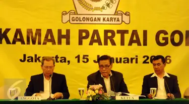 Ketua Mahkamah Partai Golkar, Muladi (tengah) membacakan putusan sidang mahkamah Partai Golkar di Jakarta, Jumat (15/1/2016). Sidang memutuskan untuk membentuk tim transisi untuk rekonsiliasi total melalui munas. (Liputan6.com/Helmi Fithriansyah)