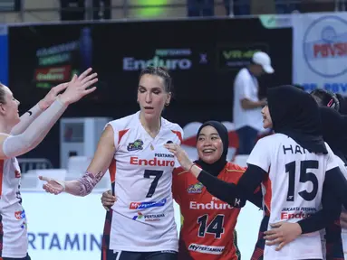 Tim putri Jakarta Pertamina Enduro mengamankan posisi empat besar PLN Mobile Proliga 2024 setelah membungkam Jakarta Livin Mandiri dengan skor 3-0 (25-19, 25-20, 25-18) pada hari terakhir seri ketiga putaran kedua, di GOR Ken Arok, Malang, Minggu (16/6/2024). Dengan mencetak tujuh kemenangan dari 11 laga, posisi Hany Budiarti dkk. dipastikan lolos ke final four dan tak akan mampu dikejar juara bertahan Bandung Bank bjb Tandamata di posisi kelima, yang hingga saat ini baru mendapat lima kemenangan dan tinggal menyisakan satu laga. (Dok. PBVSI)