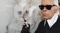 Desainer legendaris Karl Lagerfeld berpose di samping foto kucingnya "Choupette" selama peresmian acara "Corsa Karl and Choupette" di Palazzo Italia di Berlin pada 3 Februari 2015. Sepeninggal Lagerfeld, kucingnya diundang untuk menghadiri Met Gala 2023. (JIM WATSON, ROBYN BECK, DENIS CHARLET, JENS KALAENE/DPA/AFP)