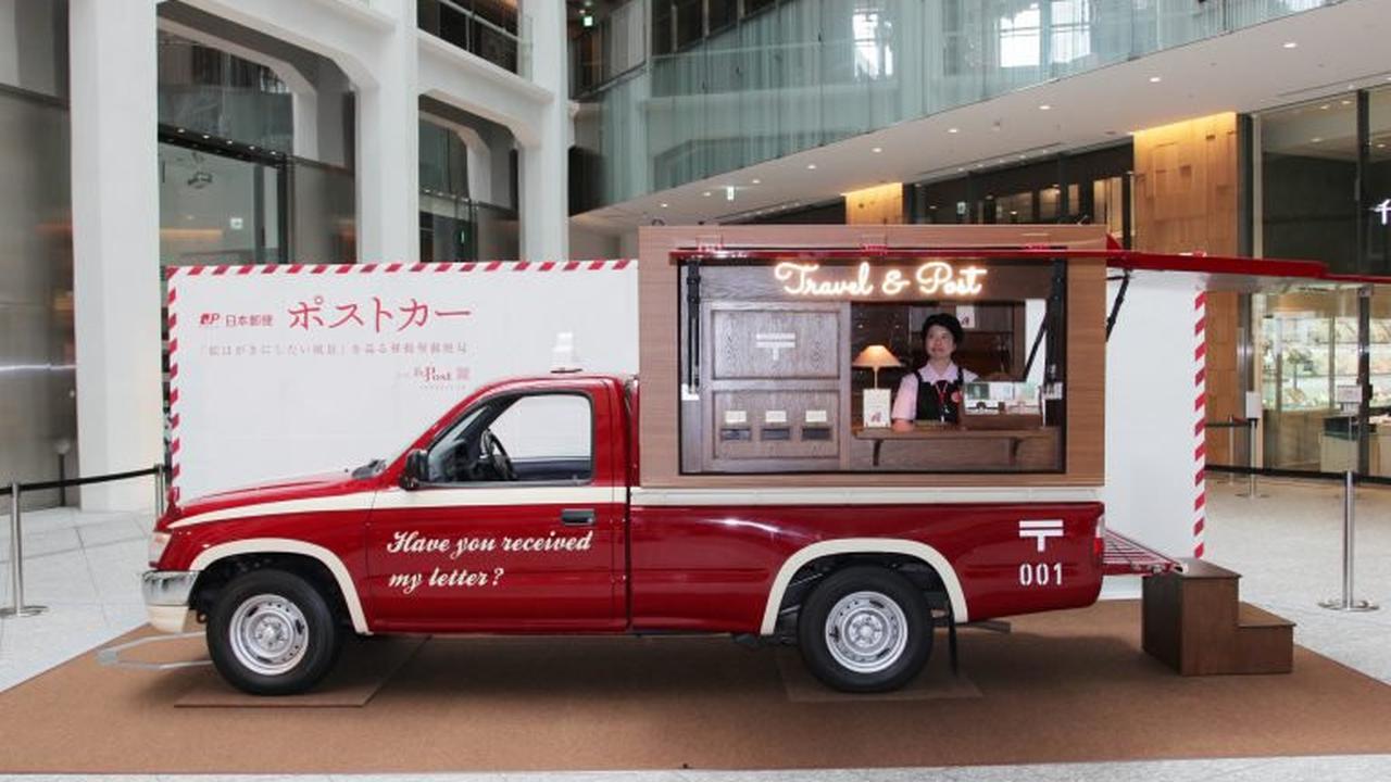 Toyota Hilux disulap jadi mobil pos bergaya retro