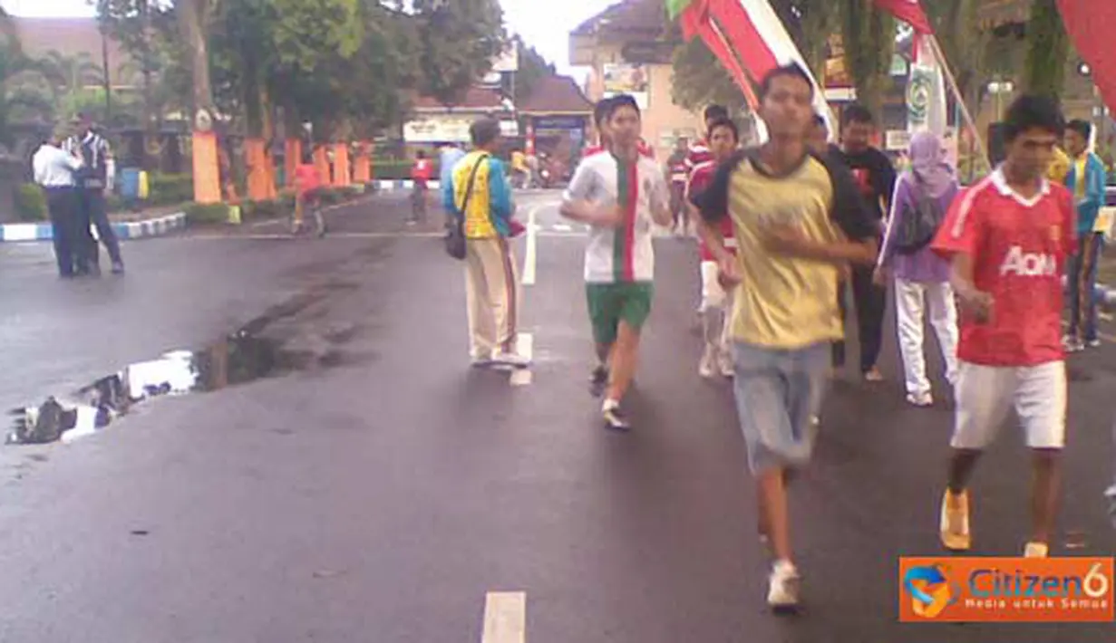 Citizen6, Lumajang: Antusiasme masyarakat Lumajang menyambut Car Free Day sekaligus memperingati Hari Kesehatan Sedunia tahun 2011 ini terlihat dari banyaknya warga yang datang di Alun-alun Kota Lumajang, Minggu (10/4).(Pengirim: Eko Yuli)