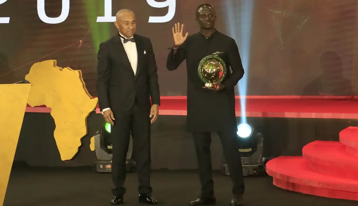 Penyerang Senegal, Sadio Mane, saat mendapatkan penghargaan sebagai pemain terbaik Afrika 2019 di Hurghada, Mesir, Rabu (8/1/2020). Pemain Liverpool ini mengalahkan Mohamed Salah dan Riyad Mahrez. (AFP/Khaled Desouki)