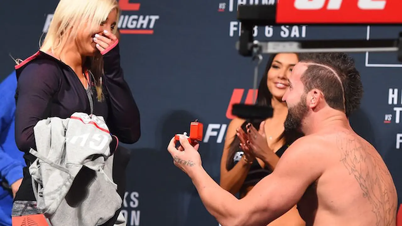 Petarung UFC melamar kekasih ketika timbang badan