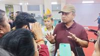 Calon Wakil Gubernur Kalimantan Tengah Sri Suwarno menjelaskan tentang lagu berjudul ASRI Amanah kepada wartawan.