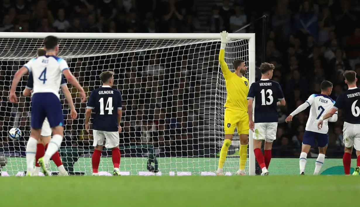Laga berlangsung cukup ketat pada awal babak pertama. Inggris baru bisa membuka keunggulan pada menit ke-32 lewat gol Foden dengan memanfaatkan assist rekannya di Manchester City, Kyle Walker. (AP Photo/Scott Heppell)
