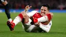 Striker Arsenal Alexis Sanchez mengalami cedera saat melawan Manchester United dalam pertandingan Liga Inggris di stadion Emirates, London (2/12). (AP Photo/Kirsty Wigglesworth)