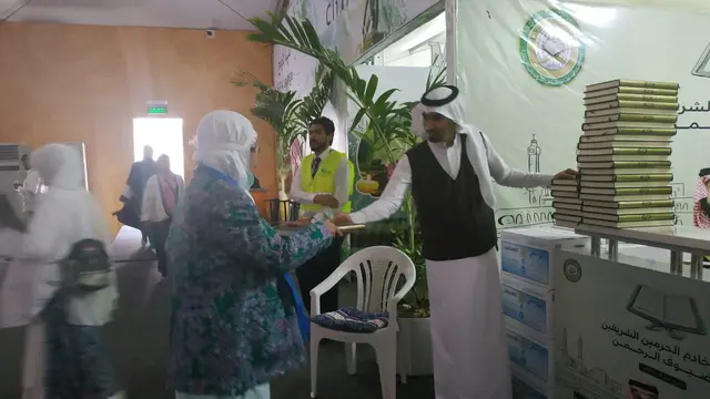 Jemaah haji mendapatkan Alquran gratis dari Pemerintah Arab Saudi. Liputan6.com/Nurmayanti