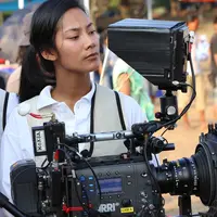 Chelsea Islan, Bunga Citra Lestari, dan Tara Basro yang berperan dalam film '3 Srikandi' sedang me-review hasil syuting yang berlokasi di Buperta, Cibubur, Jakarta Timur, 24/7/2015.
