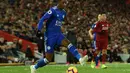 Aksi gelandang Leicester City, Demarai Gray pada laga lanjutan Premier League yang berlangsung di stadion Anfield, Liverpool, Kamis (31/1). Liverpool imbang 1-1 kontra Leicester City. (AFP/Paul Ellis)