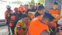 Tim SAR mengevakuasi korban meninggal perahu penyeberangan di Surabaya. (Dian Kurniawan/Liputan6.com)