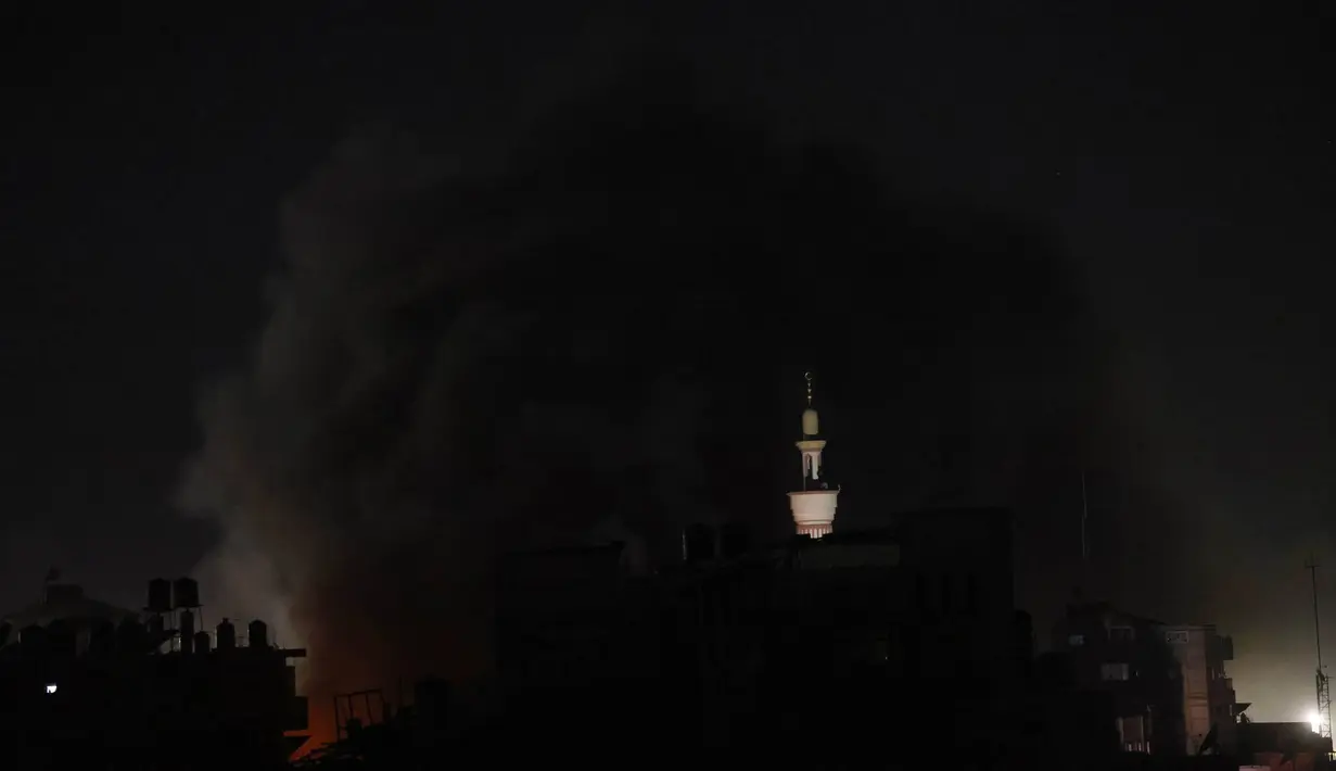 Perang antara Israel dan kelompok militan Hamas Palestina kian memanas. (MOHAMMED ABED/AFP)