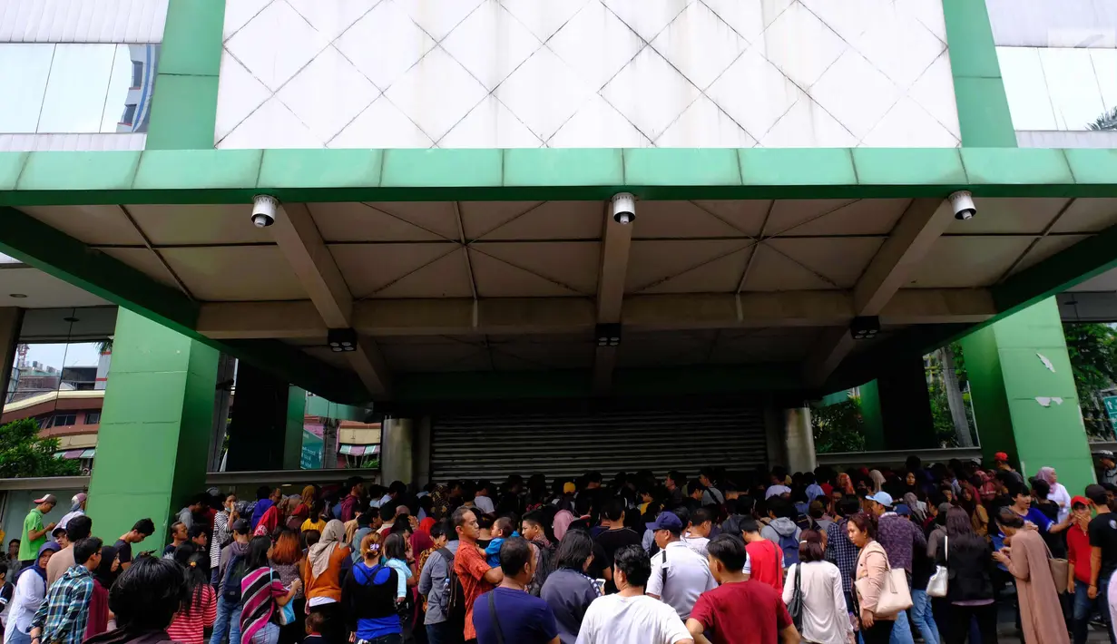 Para pengunjung saat berburu diskon besar-besaran di Lotus Department Store, Jl Thamrin, Jakarta, Rabu (25/10). Diskon tersebut untuk mengakhiri beroperasinya Lotus akhir bulan ini. (Liputan6.com/Angga Yuniar)