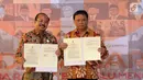 Ketua Bawaslu, Abhan (kanan) bersama Ketua Ombudsman RI Amzulian Rifai menunjukkan nota kesepahaman atau Mou pada perayaan HUT 1 Dasawarsa Bawaslu di Jakarta, Senin (9/4). (Liputan6.com/Helmi Fithriansyah)