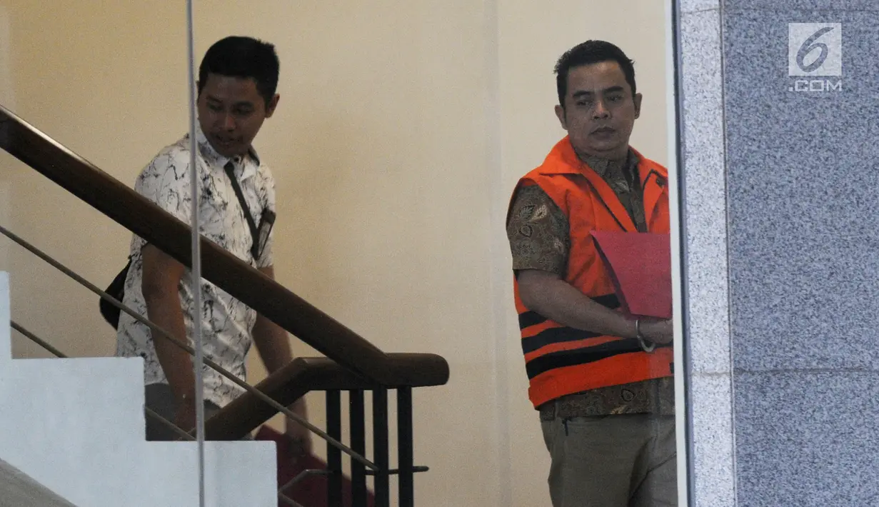 Ketua DPRD Lampung Tengah Achmad Junaidi Sunardi (kanan) tiba di Gedung KPK, Jakarta, Jumat(19/7/2019). Sunardi diperiksa untuk pengembangan kasus dugaan suap serta gratifikasi pengadaan barang dan jasa di lingkungan Pemkab Lampung Tengah pada tahun 2018. (merdeka.com/Dwi Narwoko)