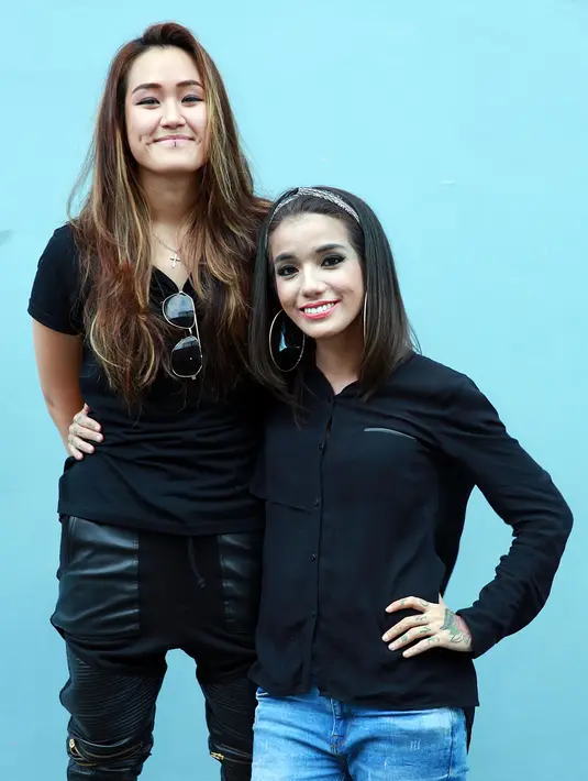 Sebelum beredar foto mesra dengan perempuan, sebelumnya juga muncul video joget erotis dan di bar bersama dengan kaum gay. (Deki Prayoga/Bintang.com)