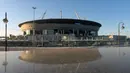 Pemandangan Stadion Saint Petersburg di Rusia, Selasa (4/2/2020). Stadion yang sekilas mirip dengan desain pesawat luar angkasa ini merupakan satu dari 12 stadion tuan rumah Euro 2020. (Olga MALTSEVA/AFP)
