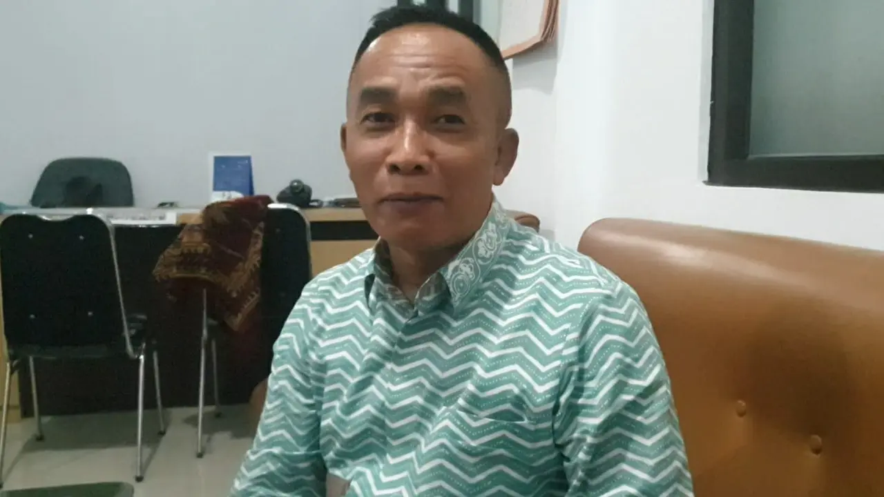 Kepala Seksi Pelayanan Haji dan Umroh Kemenag Garut Ahmad Rasyid Rida memberikan keterangan kepada wartawan di kantornya, Kamis (2/6/2022). (Liputan6.com/Jayadi Supriadin)