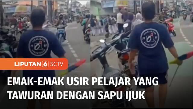 Aksi emak-emak membubarkan puluhan pelajar yang diduga hendak melakukan tawuran di Tebet, Jakarta Selatan, viral di media sosial. Lucunya, sang ibu rumah tangga itu hanya bersenjatakan sapu ijuk, untuk membubarkan kerumunan pelajar.