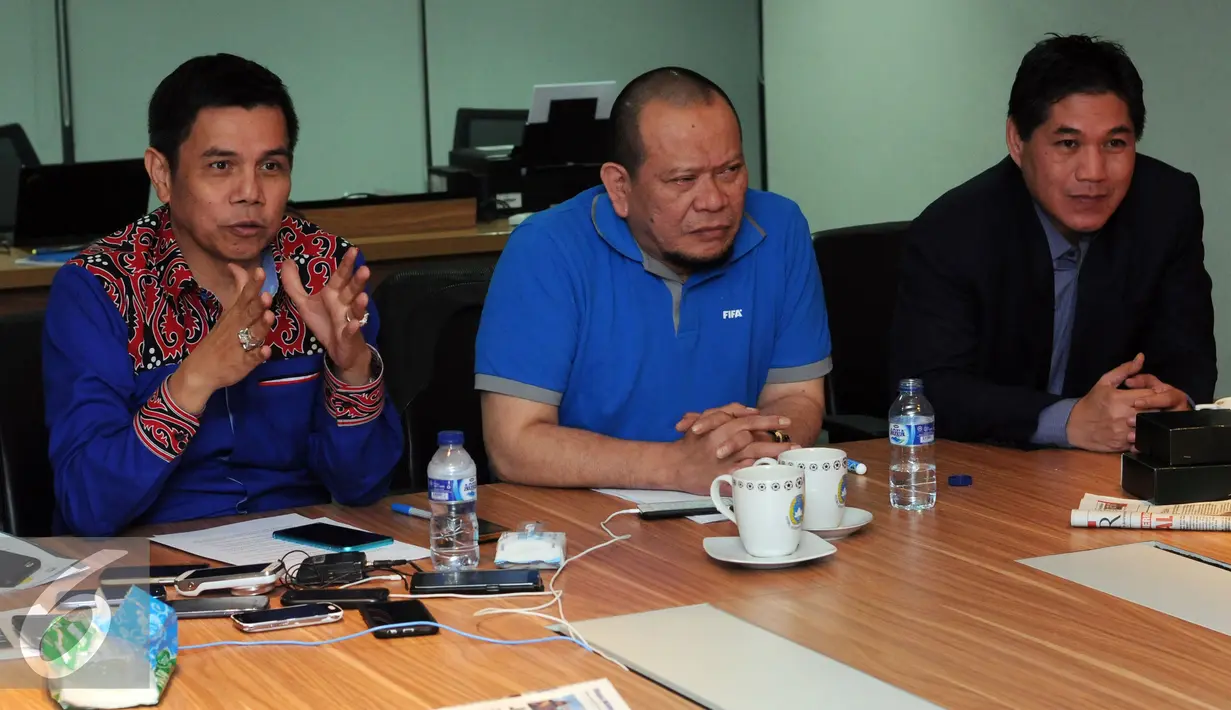 Pimpinan pengurus PSSI Hinca Panjaitan, La Nyalla Matalitti, dan Erwin Dwi Budiawan (kiri ke kanan) menjawab memberikan sejumlah pernyataan usai rapatExco di kantor PSSI di Jakarta, Senin (3/8/2015).(Liputan6.com/Helmi Fithriansyah) 