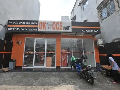 Seorang penjaga toko berada di depan OK OCE Mart Kalibata, Jakarta, Senin (3/9). OK OCE Mart Kalibata yang terletak di Jalan Warung Jati Barat tersebut dikabarkan tutup mulai hari ini, Senin (3/9). (Merdeka.com/Iqbal S. Nugroho)