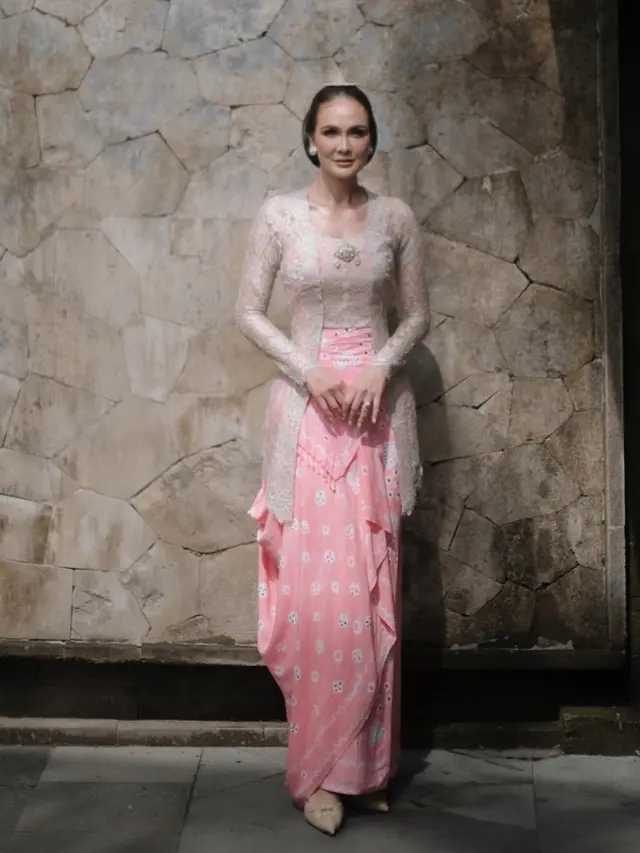 Kebaya pilihan Luna Maya di hari pernikahan. [@lunamaya]