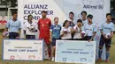 Sebanyak dua anak terpilih ke Munchen dan enam ke Singapura usai melakukan coaching clinic di Lapangan PSPT Tebet, Jakarta, Minggu (23/6). Acara ini merupakan rangkaian Allianz Explorer Camp 2019. (Bola.com/Vitalis Yogi Trisna)