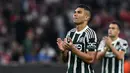 Pemain Manchester United, Sergio Reguilon memberikan tepuk tangan setelah laga Grup A Liga Champions 2023/2024 melawan Bayern Munchen di Allianz Arena, Munchen, Jerman, 20 September 2023. (AFP/Christof Stache)