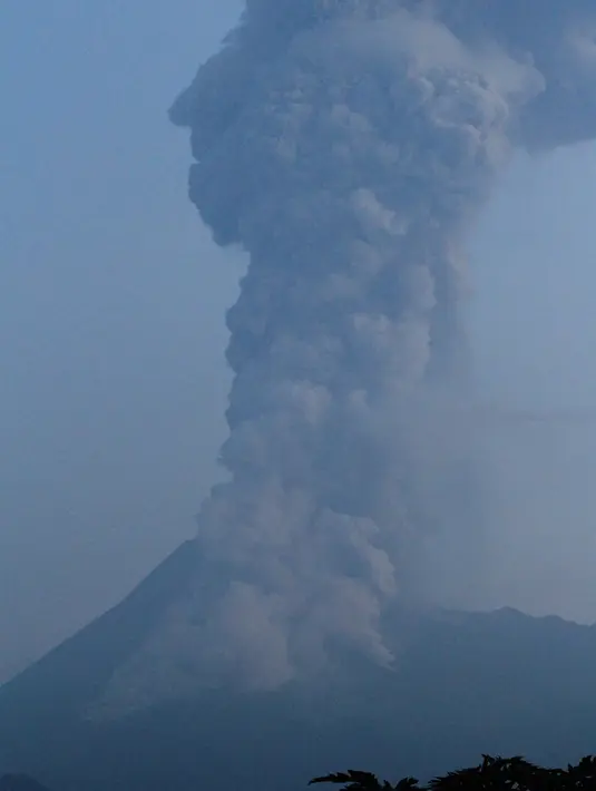 Gunung Merapi menyemburkan asap dan abu vulkanis terlihat dari Sleman, Yogyakarta, Selasa (3/3/2020). Gunung Merapi meletus pada pukul 05.22 WIB dengan tinggi kolom 6.000 meter , status waspada (level II). (RANTO KRESEK / AFP)
