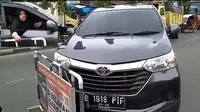 Galak Banget, Emak-Emak Ngamuk Terobos Barikade Polisi