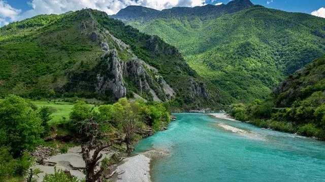 Sungai Vjosa di Albania