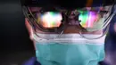 Seorang staf menunjukkan cara menggunakan alat HoloLens 2 di stan Microsoft di area ekshibisi Industri Cerdas dan Teknologi Informasi dalam ajang Pameran Impor Internasional China (China International Import Expo/CIIE) ketiga di Shanghai, China, 6 November 2020. (Xinhua/Li Renzi)