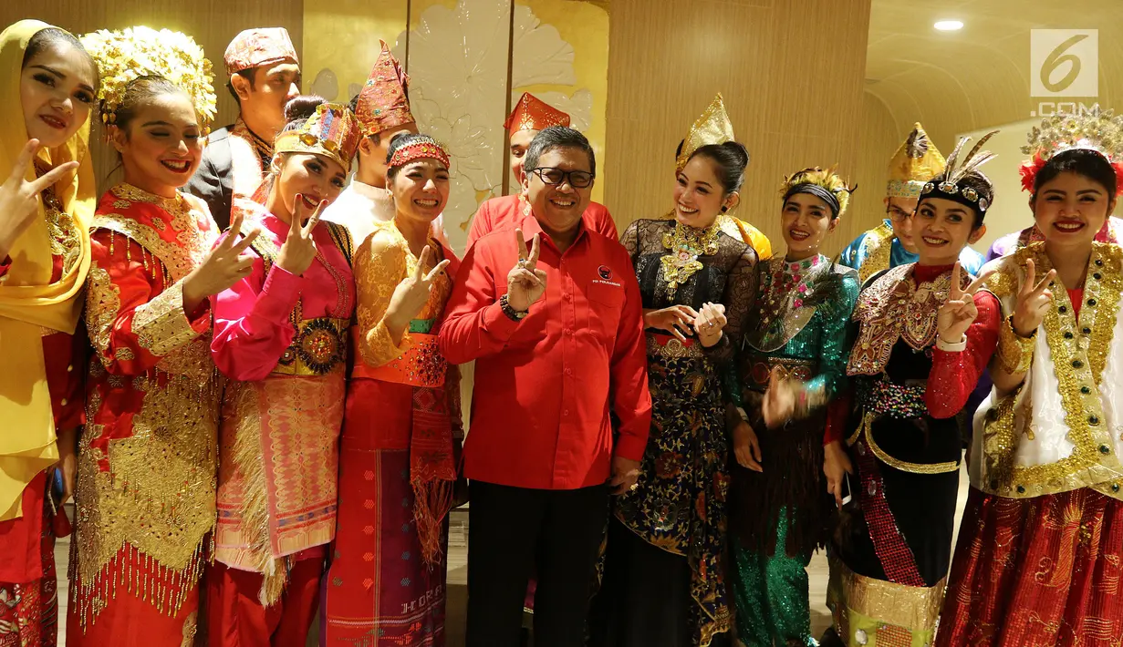 Sekjen PDIP Hasto Kristiyanto (tengah) berfoto bersama usai menghadiri Rekapitulasi Nasional Peserta Pemilu 2019, Jakarta (17/2). Dari 16 partai yang mendaftar, dua di antaranya tidak lolos verifikasi faktual. (Liputan6.com/JohanTallo)