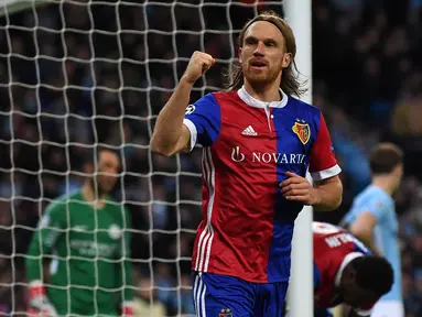 Bek FC Basel, Michael Lang, melakukan selebrasi usai mencetak gol ke gawang Manchester City pada laga Liga Champions di Stadion Etihad, Rabu (7/3/2018). Manchester City takluk 1-2 dari FC Basel. (AFP/Paul Ellis)