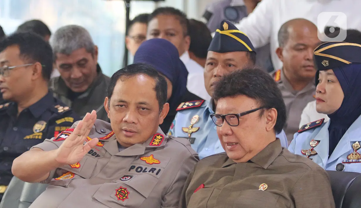 Wakapolri Komjen Pol Gatot Eddy Pramono (kiri) berbincang dengan Menpan RB Tjahjo Kumolo saat menghadiri rilis pemusnahan narkoba di Mapolda Metro Jaya, Rabu (19/2/2020). Total nilai jual dari barang bukti tersebut ditaksir mencapai Rp 1,58 triliun. (Liputan6.com/Herman Zakharia)