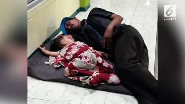 Potret ayah dan anak ini saat tertidur pulas menunggu pelanggan bakso membuat haru para warganet.