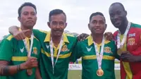 Nanang Hidayat (dua dari kiri) saat berada di Lalenok FC. (Bola.com/Dok Pribadi)