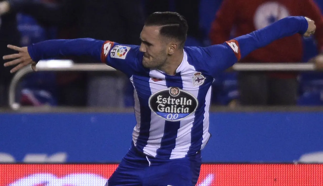 2. Lucas Perez, gagal mendapatkan Jamie Vardy dan Alexandre Lacazette membuat Arsenal menjadikan bomber Deportivo ini sebagai solusi. Dana sebesar 17 juta pounds disiapkan The Gunners untuk menebus striker 27 tahun tersebut. (AFP/Miguel Riopa) 