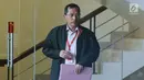Wakil Wali Kota Banjarmasin, Hermansyah berjalan keluar Gedung KPK, Jakarta, Jumat (15/12). Hermansyah diperiksa sebagai saksi terkait persetujuan perda penambahan modal PDAM Bandarmasih Kota Banjarmasin 2017. (Liputan6.com/Helmi Fithriansyah)