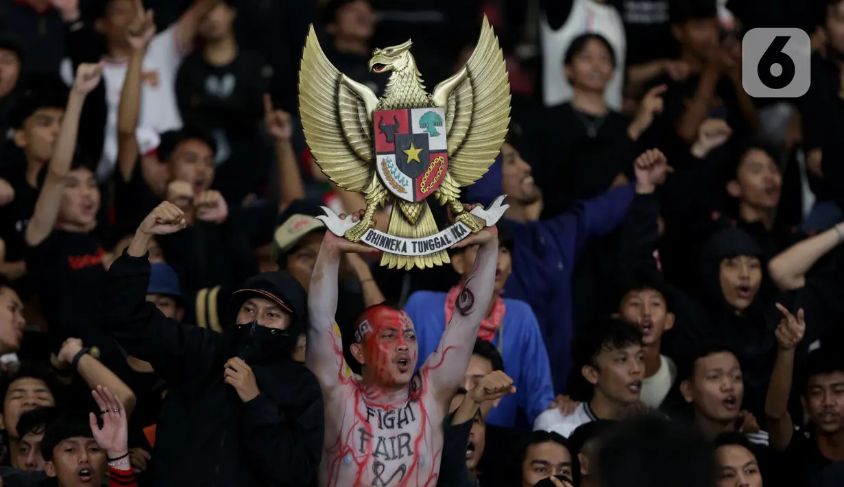 Pendukung Timnas Indonesia bersorak merayakan kemenangan Garuda Muda saat laga Semifinal Piala AFF U-23 2025 melawan Thailand di Stadion Utama Gelora Bung Karno (SUGBK), Jakarta, Jumat (25/7/2025). (Liputan6.com/Helmi Fithriansyah)