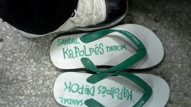 6 Tulisan di Sandal Jepit Tanda Kepemilikan Ini Bikin Ngakak