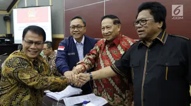 Ketua MPR Zulkifli Hasan (dua kiri) berfoto bersama calon Wakil Ketua MPR Fraksi PDIP Ahmad Basarah (kiri) dan Wakil Ketua MPR EE Mangindaan (dua kanan) serta Oesman Sapta Odang (kanan) di Kompleks Parlemen, Jakarta, Rabu (21/3). (Liputan6.com/JohanTallo)