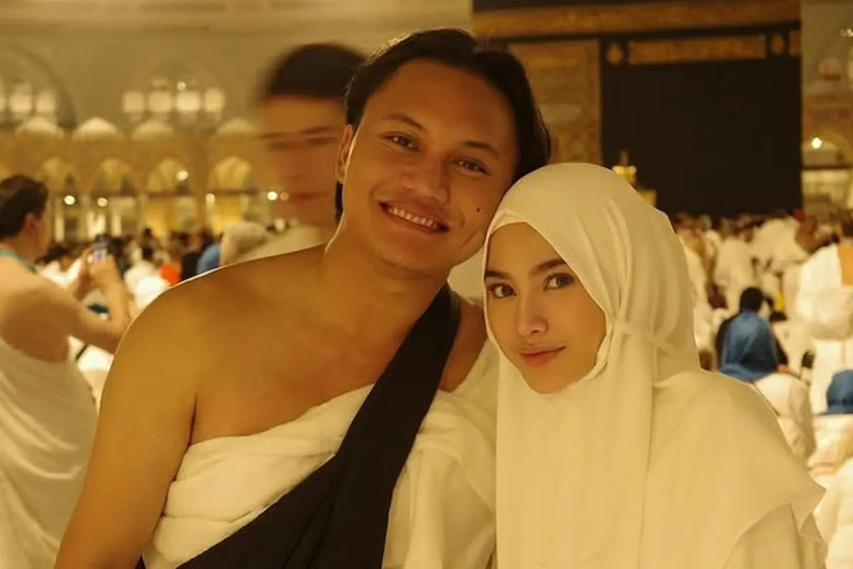 Pesona Mahalini Kenakan Hijab saat Umrah