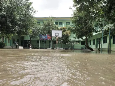 Kondisi banjir yang masih menggenangi gedung Madrasah Tsanawiyah (MTs) Nur Attaqwa, Pegangsaan Dua, Kelapa Gading, Jakarta Utara, Senin (24/2/2020). Banjir yang terjadi sejak Minggu (23/2) kemarin mengakibatkan kegiatan belajar di MTs itu terpaksa diliburkan sementara. (merdeka.com/Iqbal S Nugroho)