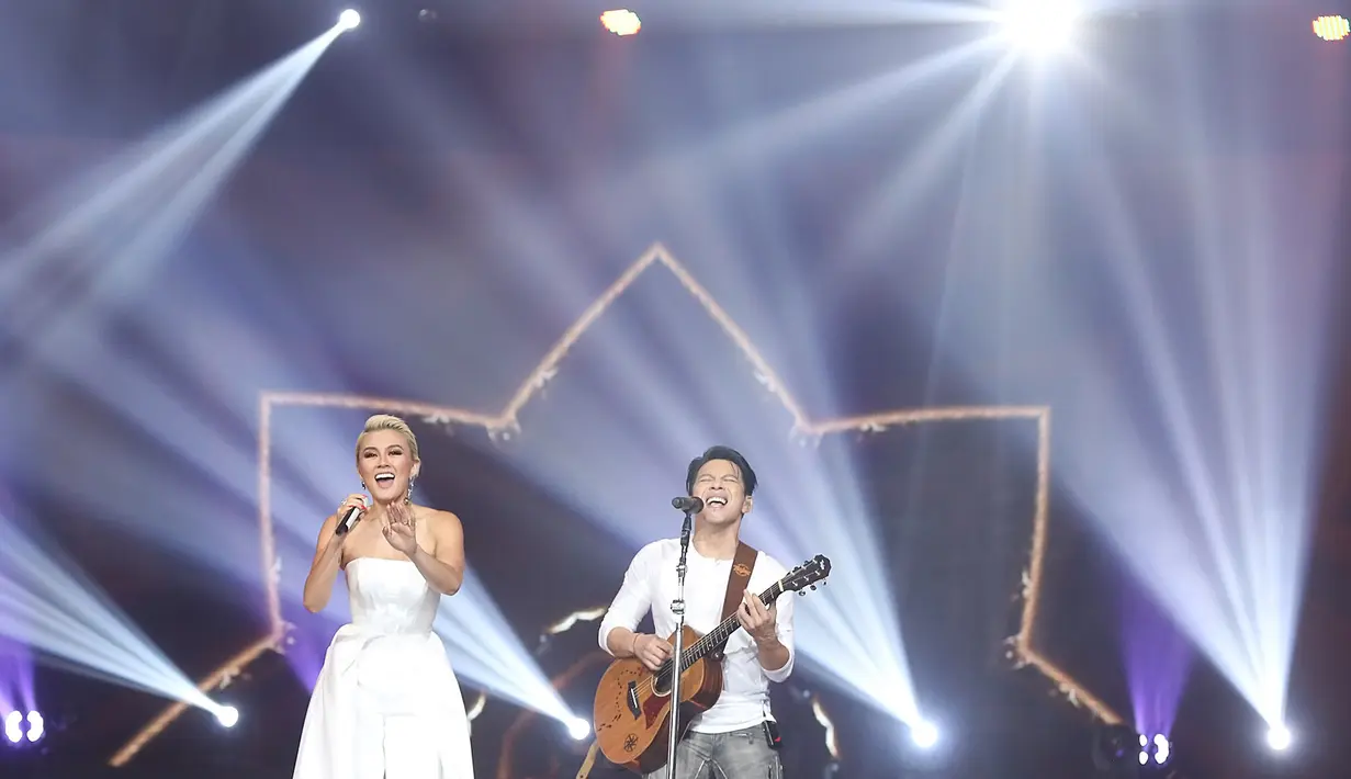 Saat itu, NOAH menyanyikan lagunya yang berjudul Khayalan Tingkat Tinggi, di mana lagu ini sudah akrab di telinga para penonton. Tak heran jika teriakan mereka mengiringi senandung lagu itu. (Bambang E.Ros/Bintang.com)