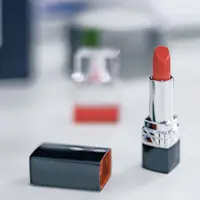 Lipstik memang dijadikan salah satu makeup andalan perempuan. (unsplash.com)