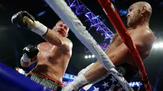 Petinju kelas berat asal Inggris, Tyson Fury berusaha menghindari pukulan petinju Jerman Tom Schwarz dalam pertarungan tinju kelas berat di MGM Grand Arena, Las Vegas, AS (16/6/2019). Tyson Fury membutuhkan dua ronde untuk menundukkan Tom Schwarz. (AP Photo/John Locher)